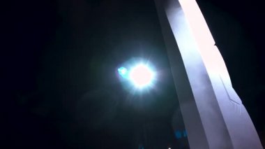Gece waterfront, elektrik direği. Lamba spot gece