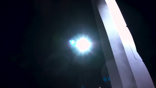 Lamppost en el paseo marítimo nocturno. Foco de la lámpara noche — Vídeo de stock