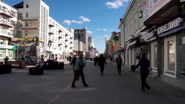 Rusland - Moskou, 12 juli 2018: menigte van anonieme mensen lopen op drukke stad straat. Menigte van mensen op de straat. Geen herkenbare gezichten. Beeldmateriaal — Stockvideo