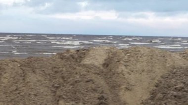 Güzel bir plaj, deniz ve kumdaki. Dalga deniz kum plaj. Video