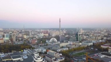 Kentsel gelişim. Yerleşim alanı akademik. Rusya. Ekaterinburg. Şehir merkezindeki Ekaterinburg şehir manzarası hava görünümünü. İleri uçan. Klip
