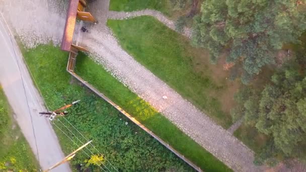 Vuelo Vertical Sobre Hombre Jardín Hombre Controla Dron Cerca Edificio — Vídeo de stock