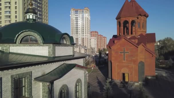 Hållbar stadsutveckling. Bostadsområde akademiska. Video. Ryssland. Ekaterinburg. Flygfoto över downtown Ekaterinburg stadssilhuetten. Flyger fram. — Stockvideo