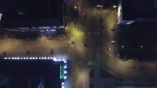 Luchtfoto van de snelweg weg van de lege stad straat in de nacht. Luchtfoto van de landelijk dorp weg in de nacht. Video — Stockvideo