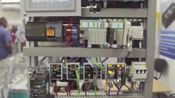 Panel de control en la fábrica. Control de conmutación, muchos dispositivos electrónicos. Soporte eléctrico con dispositivos y pantalla — Vídeo de stock