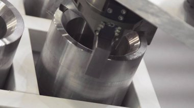 Endüstriyel robot kol fabrikasında. Robotik kol metal ayrıntılar fabrikada taşır.