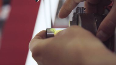 Bir kaynakçı eseri. Nasıl boruları tamir için. Kaynak Makinası detay adam giderir