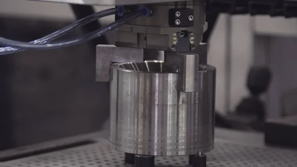 Рука промышленного робота на заводе. Роботизированная рука перемещает металлические детали на заводе — стоковое фото