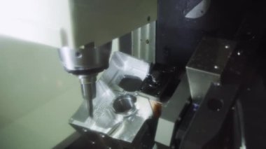 Sağlam alüminyum Otomotiv bölümü kesim Cnc freze tezgahı. Modern üretim süreci