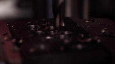 Cnc otomatik delme makinesi üzerinde bir araba parçası çalışıyor. Faktör iş matkaplar