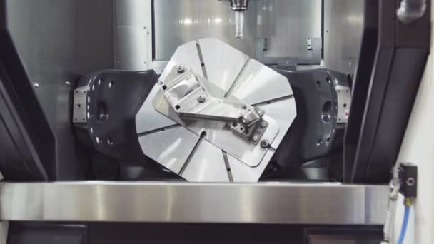 Metallverarbeitende CNC-Fräsmaschine. Schneiden von Metall moderne Verarbeitungstechnologie. moderne Verarbeitungsmaschine — Stockvideo