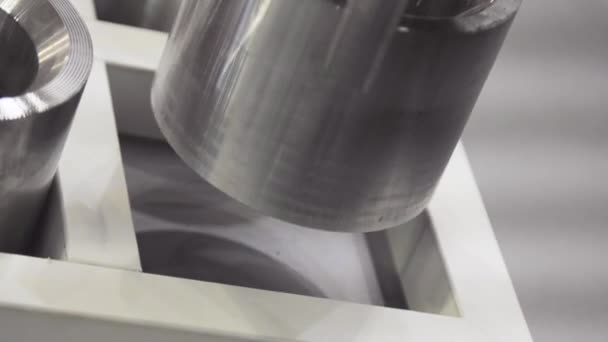 Brazo robot industrial en fábrica. Brazo robótico mueve detalles metálicos en la fábrica — Vídeos de Stock