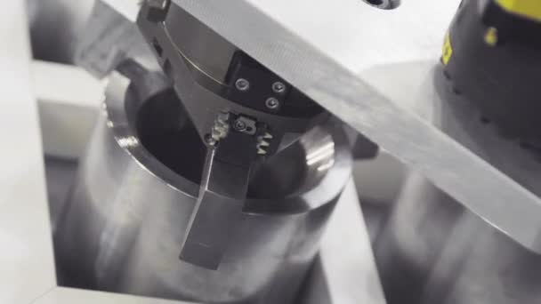 Рука промышленного робота на заводе. Роботизированная рука перемещает металлические детали на заводе — стоковое видео