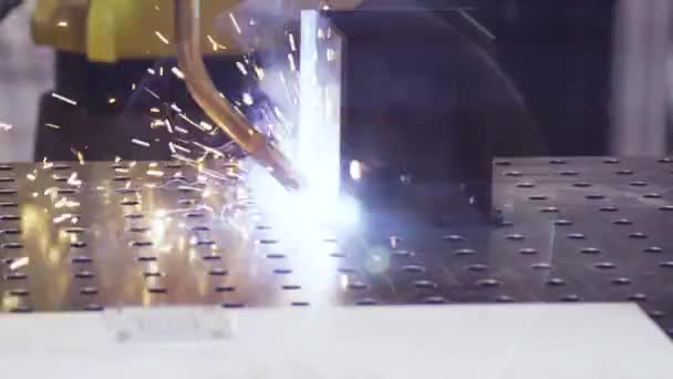 Металлический железный лазерный сварочный робот на заводе. Промышленная робототехника. Автоматизация работы. Современные технологии — стоковое видео