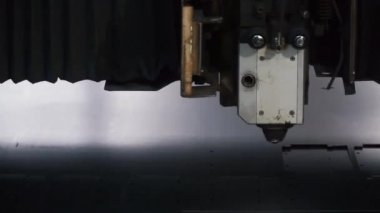 Endüstriyel robot lazer kesici metal parçalar büyük bir hassasiyetle keser. Küçük. Metal kesme lazer