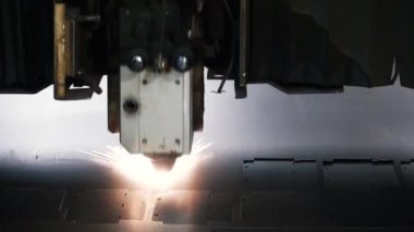 Endüstriyel robot lazer kesici metal parçalar büyük bir hassasiyetle keser. Küçük. Metal kesme lazer
