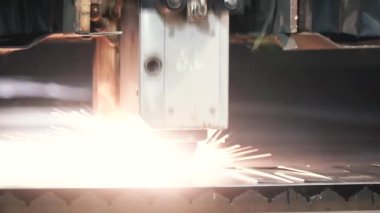 Yüksek hassasiyetli Cnc Lazer kesim sac. Küçük. Yüksek hassasiyetli parçaları almak için modern teknolojiler sağlar. Verimli ve muafiyet olmadan programlanabilir makineleri çalıştırmak