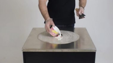 Adam tatlı hazırlanıyor. Küçük. Şef süt dayalı bir lezzetli tatlı hazırlar