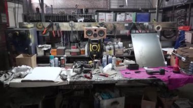 Tam workbench araçları bir atölyede bir duvar ile. Küçük. Tablo Araçları garajda ile