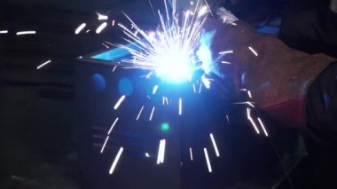Kaynakçı sanayi Otomotiv bölümü'nde fabrika. Küçük. Metal parçalar kaynak maskeli adam