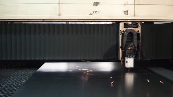 Industriële robot laser cutter snijdt metalen delen met grote precisie. Clip. Laser snijmachine metalen — Stockvideo