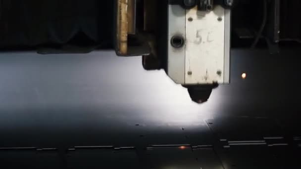 Maskinen laserskärning av plåt. Klipp. Gnistor från laser av automatisk skärning Cnc, Plc maskin — Stockvideo