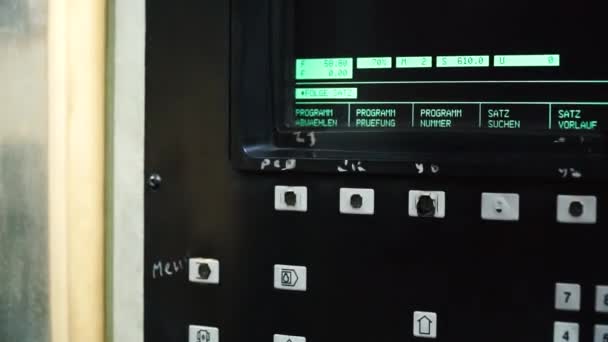 Le travailleur appuyait sur les boutons d'interrupteur du boîtier de commande pour faire fonctionner la machine. Clip. Le travailleur démarre la machine à l'usine 