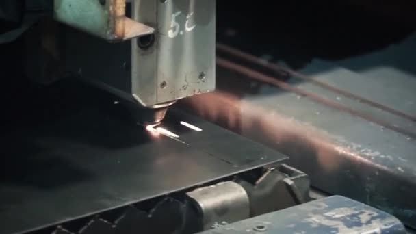 High precision CNC laser cutting metal sheet. Clip. Modern technologies allow to receive high-precision parts. Programmable machines operate efficiently and without the exemption — Stock Video