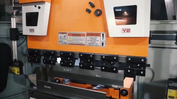 Máquina de prensagem de dobra de metal. Clipe. Máquina hidráulica do freio da imprensa do CNC da chapa metálica, máquina de dobramento de alumínio com dobra de controle automático — Vídeo de Stock