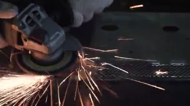 Man maalt een metalen plaat. Clip. Schuurmachine op werk en vonk beweging in de auto-onderdelen-industrie — Stockvideo