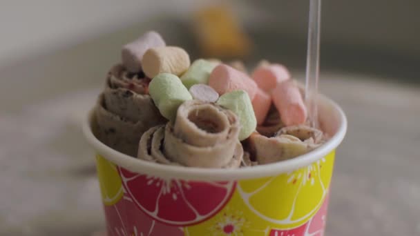 Copas de helado en la mesa, primer plano. Clip. Vaso de helado y dulces — Vídeo de stock
