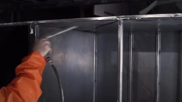 Hete lucht gereedschap verf te verwijderen. Clip. Man gebruikt lucht droger in fabriek — Stockvideo