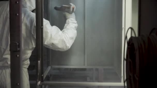 Tung industri - industriell målning. Klipp. Mannen i en skyddsdräkt målar fabriken — Stockvideo