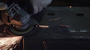 Adam bir sac biler. Küçük. Otomotiv sektöründe iş ve kıvılcım hareketi taşlama tezgahı