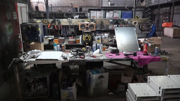Établi complet avec un mur d'outils dans un atelier. Clip. Table avec outils dans le garage — Photo