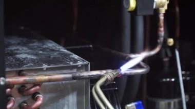 Kaynak Çelik Kaynakçı elektrot ile. Küçük. Kaynak metal metal bir çubuk Isıtma tarafından adam