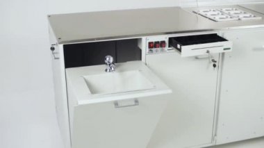 Modern mutfak iç elektrik ile. Küçük. Fütüristik mutfak takımı