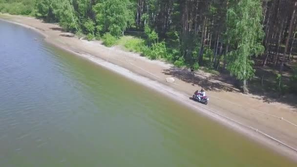 Güzel manzarası sürüş sarma pass yolda motosikletçi. Küçük. Doğada motosikletçi üstten görünüm — Stok video