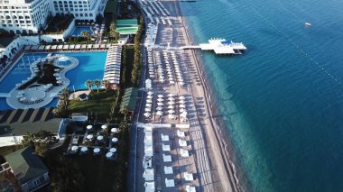 Üstten görünüm resort yakınlarındaki deniz kıyı. Video. Yüzme havuzunun yakınındaki kıyı şeridi üstten görünüm