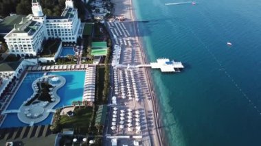 Üstten görünüm resort yakınlarındaki deniz kıyı. Video. Yüzme havuzunun yakınındaki kıyı şeridi üstten görünüm