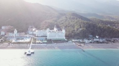 Denize sıfır, en iyi görünüm güzel tatil beldesi. Video. Bay iskelede turistik bölge