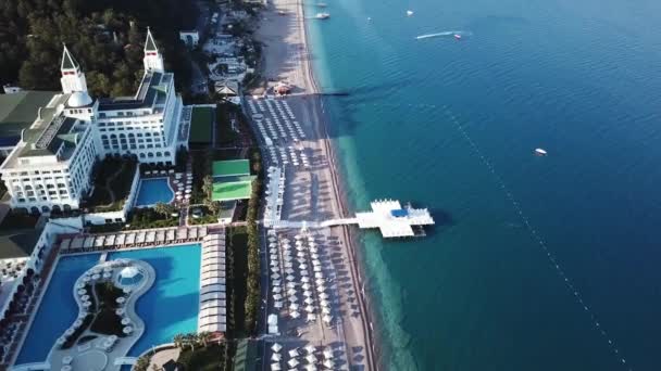 Vista superior de la orilla del mar cerca del complejo. Vídeo. Vista superior de la piscina cerca de la costa — Vídeos de Stock