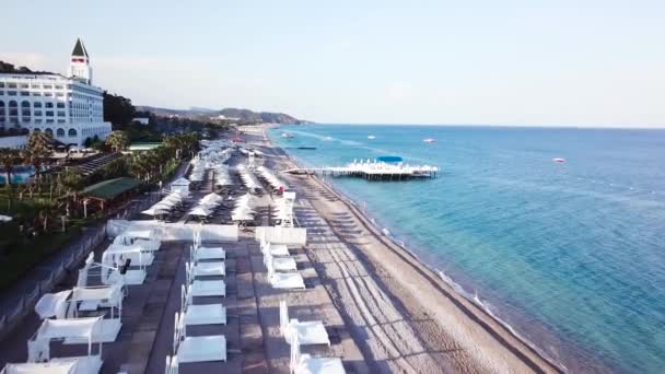 Hermosa ciudad turística cerca del mar, vista superior. Vídeo. Zona turística en el muelle de la bahía — Vídeos de Stock