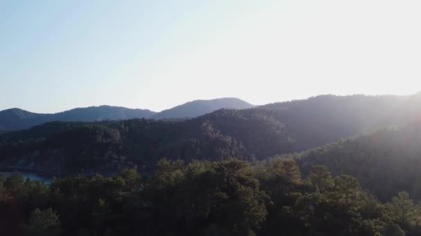 Hermosa naturaleza paisajística de selva tropical y fondo montañoso. Vídeo. Vista superior de las montañas tropicales en un día soleado — Vídeo de stock