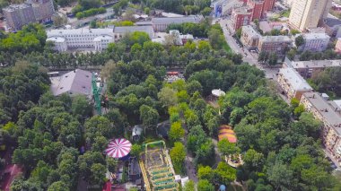Güzel şehir parkı güneşli bir günde. Küçük. Park konumlar üstten görünüm