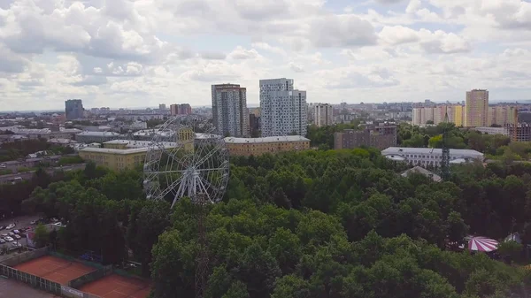 Ruské kolo ve veřejném parku u letního rána. Klip. Pohled shora na ruském kole v letním dni — Stock fotografie