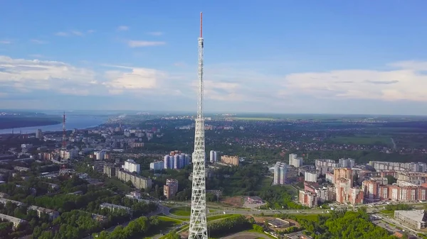 Вид на вежі зв'язку з блакитним небом, горою та міським пейзажем. Відео. Вид зверху на радіовежу в місті — стокове фото