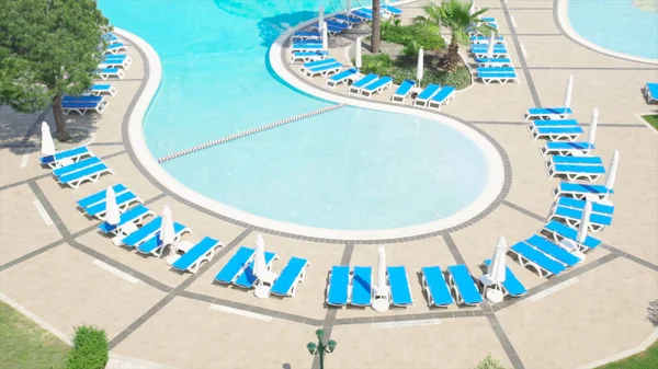 Τροπικό υπέροχη πισίνα με το ξενοδοχειακό συγκρότημα. Βίντεο. Πισίνα σε ένα ακριβό πολυτελές ξενοδοχείο σε μια ηλιόλουστη ημέρα — Φωτογραφία Αρχείου
