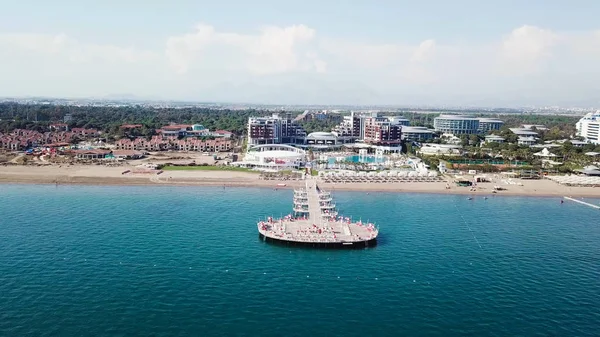 Вид с воздуха на песчаный пляж в красивой чистой морской воде. Видео. Вид на туристический пляж у моря — стоковое фото