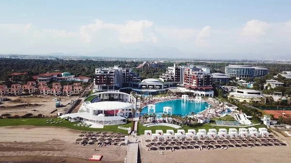 Atemberaubende Aussicht auf tropisches Luxushotel mit Pool am nahen Ozean. Video. Blick von oben auf das Luxushotel am Meer — Stockfoto